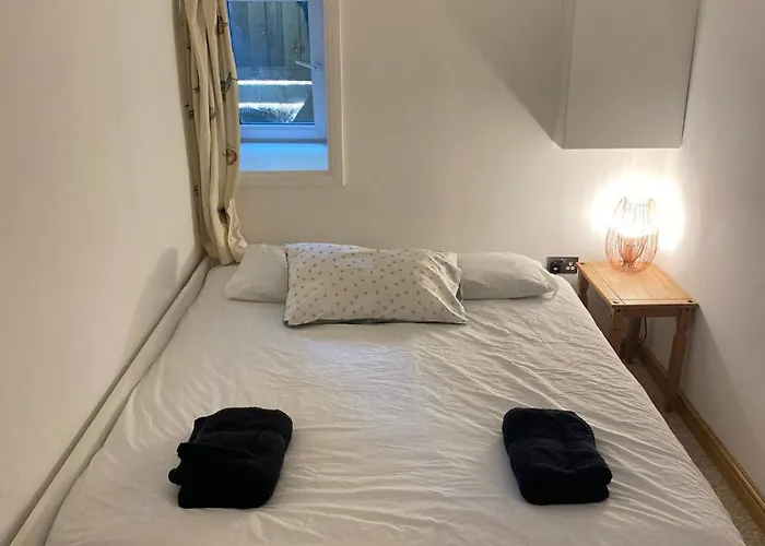 Spacious 2 Bedroom Apartment Near Seafront