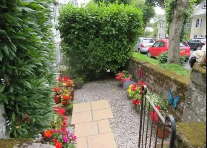 Spacious 2 Bedroom Apartment Near Seafront