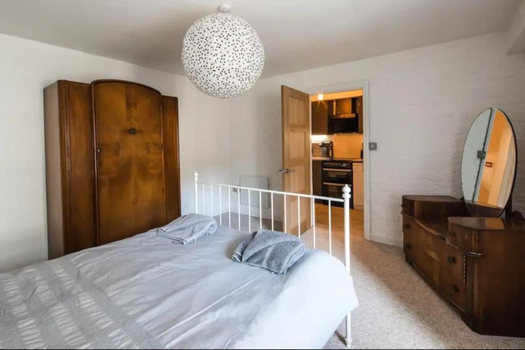 Spacious 2 Bedroom Near Seafront Apartment *