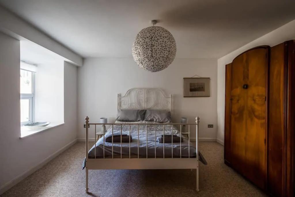 Spacious 2 Bedroom Near Seafront Apartment *